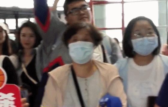 🥰北汽男篮全队今日返回北京，众多北京球迷来到机场迎接球队