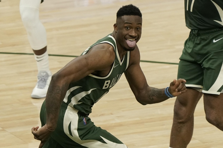 bsport-哥哥来一个！字母哥哥空切篮下 无人盯防轻松上演双手扣篮